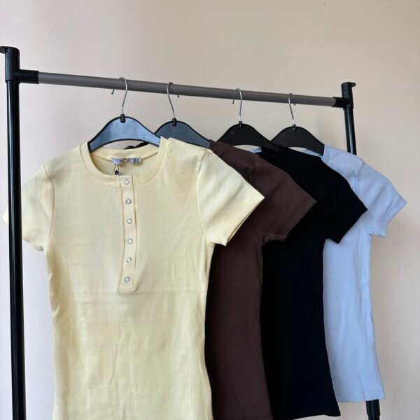 RIBBED BASIC WITH BUTTONS